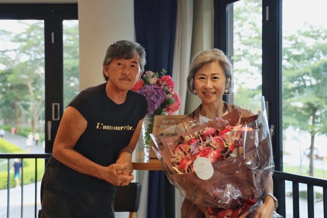 都是白发苍苍，林子祥十足老爷爷，叶倩文容貌和状态比实际年龄小(叶倩文第一任丈夫)