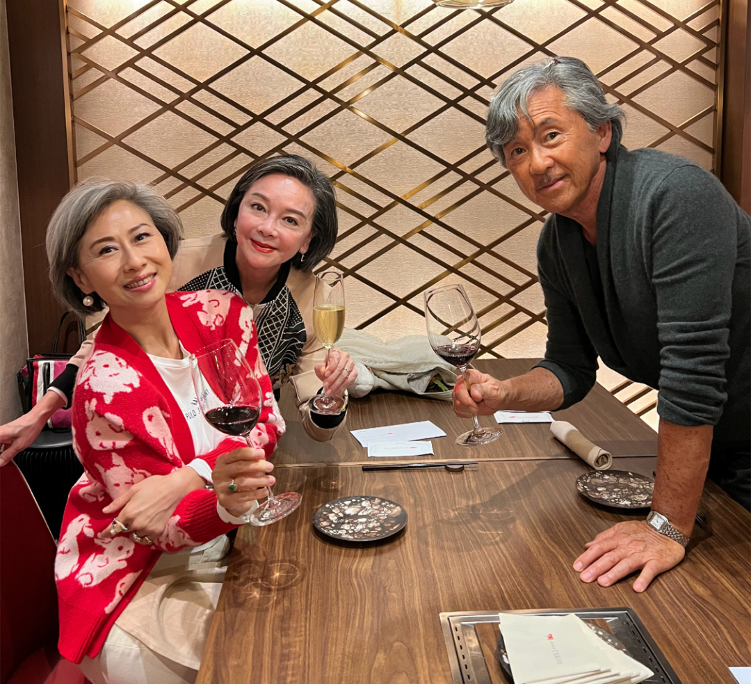 都是白发苍苍，林子祥十足老爷爷，叶倩文容貌和状态比实际年龄小(叶倩文第一任丈夫)