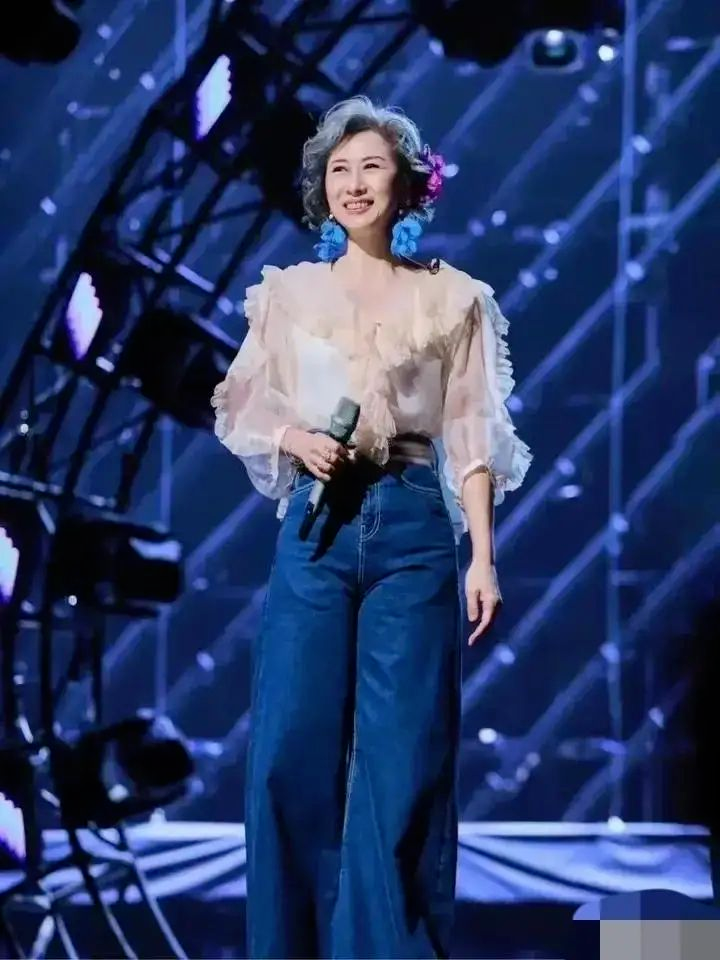 都是白发苍苍，林子祥十足老爷爷，叶倩文容貌和状态比实际年龄小(叶倩文第一任丈夫)