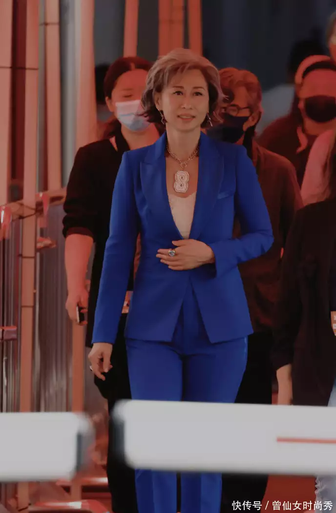 “戴着假发的的少女”叶倩文：61岁穿衣不扮嫩，满头白发更迷人(叶倩文短头发照片)