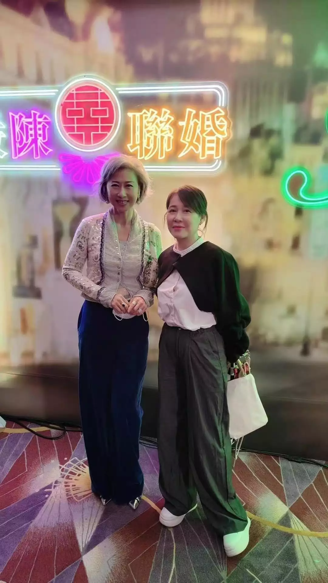 叶倩文现身婚礼，满头银发却很有活力，老艺术家气质太浓(叶倩文结婚多少年)