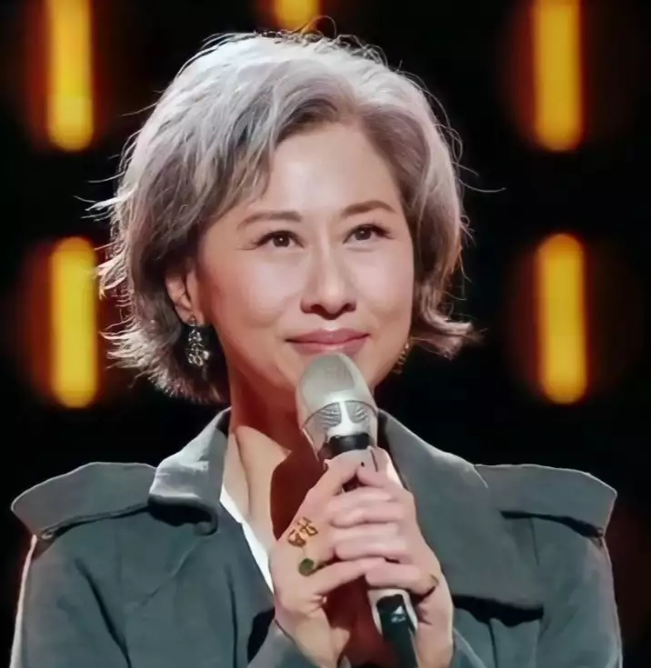 叶倩文现身婚礼，满头银发却很有活力，老艺术家气质太浓(叶倩文结婚多少年)