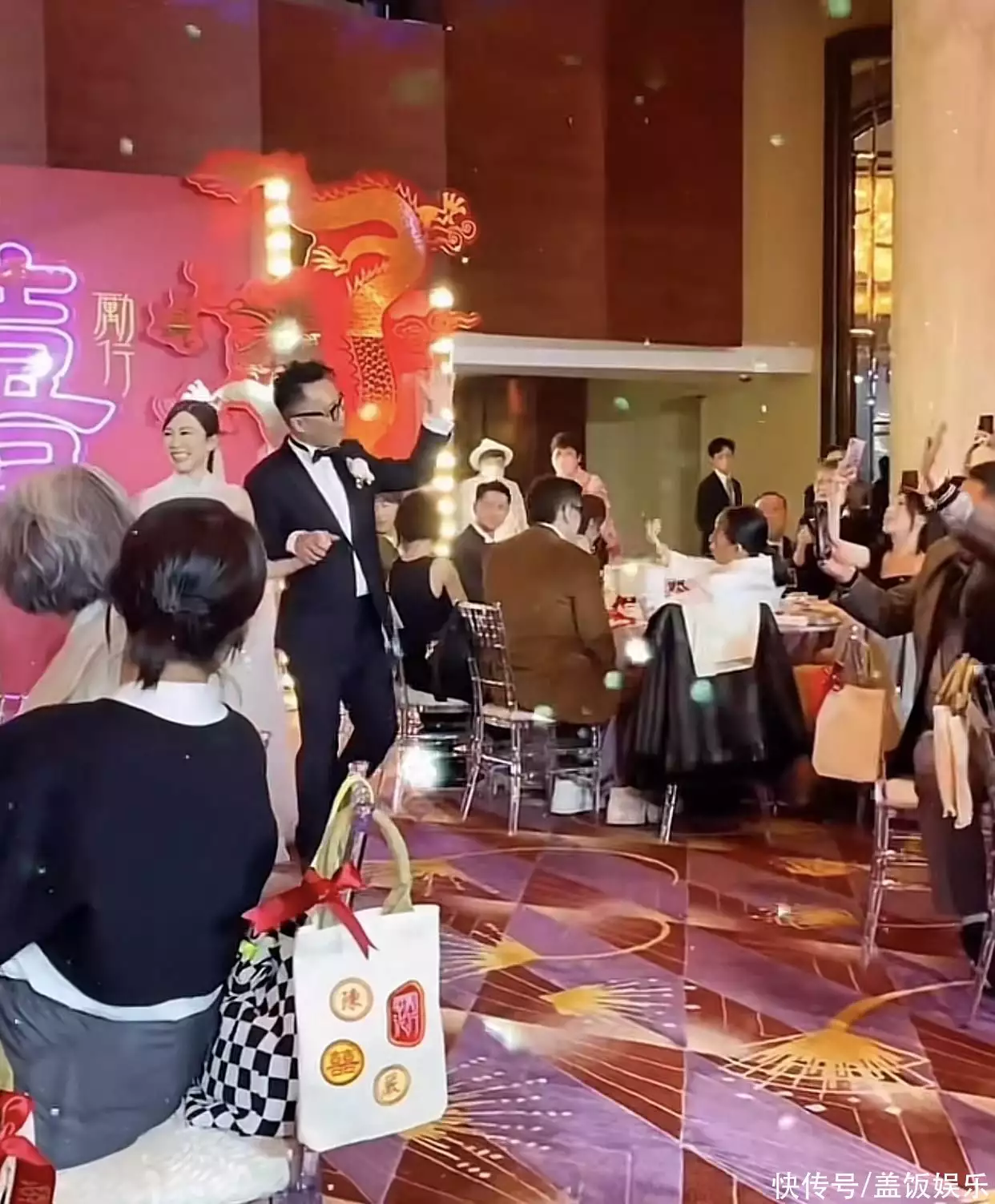 61岁叶倩文参加婚宴吃酒席，满头白发颜值惊艳，打扮年轻气质出众(叶倩文59岁)