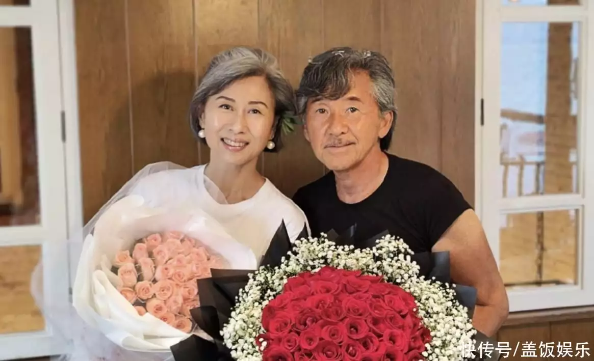 61岁叶倩文参加婚宴吃酒席，满头白发颜值惊艳，打扮年轻气质出众(叶倩文59岁)