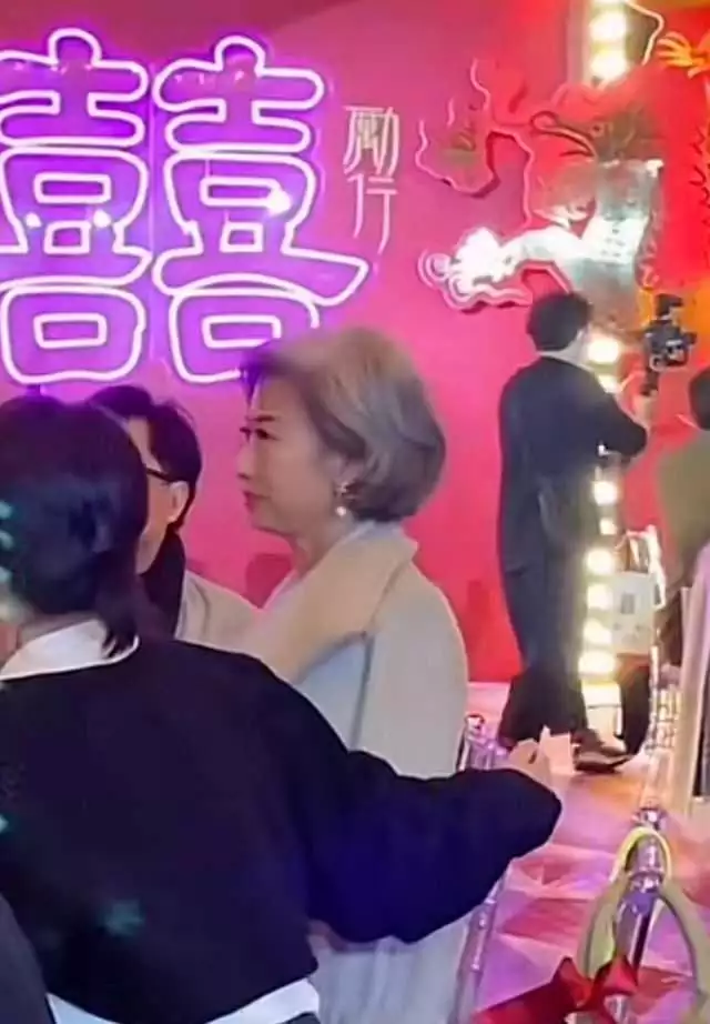 61岁叶倩文低调参加婚宴，满头白发气质出众，戴珍珠耳环美貌动人(叶倩文和老公)
