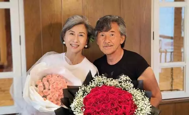 61岁叶倩文低调参加婚宴，满头白发气质出众，戴珍珠耳环美貌动人(叶倩文和老公)