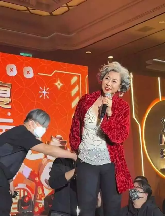 61岁叶倩文低调参加婚宴，满头白发气质出众，戴珍珠耳环美貌动人(叶倩文和老公)