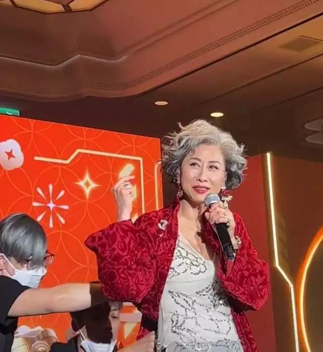 61岁叶倩文低调参加婚宴，满头白发气质出众，戴珍珠耳环美貌动人(叶倩文和老公)