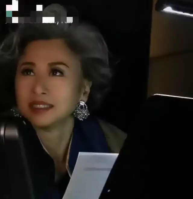 61岁叶倩文低调参加婚宴，满头白发气质出众，戴珍珠耳环美貌动人(叶倩文和老公)