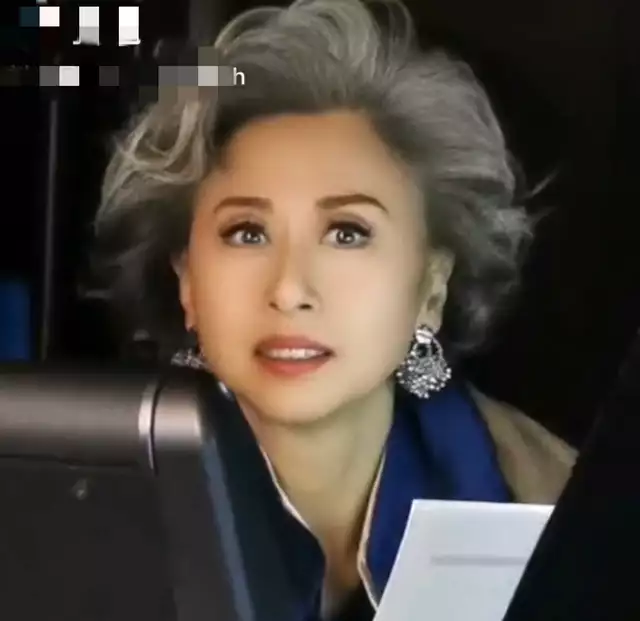 61岁叶倩文低调参加婚宴，满头白发气质出众，戴珍珠耳环美貌动人(叶倩文和老公)