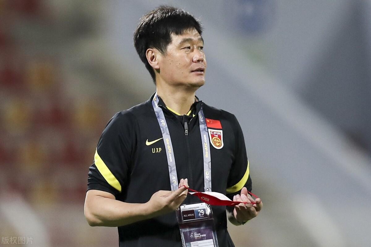 官宣！李霄鹏正式下课，执教国足成最大败笔，扬科维奇接任（李霄鹏的教练团队是谁）