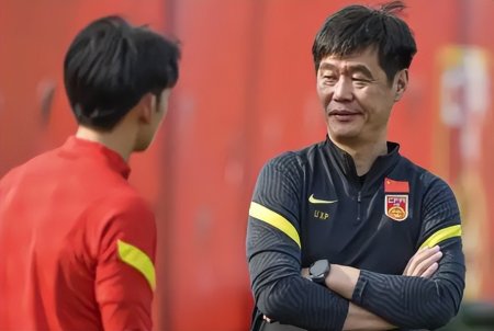 国足帅位又迎变数！李霄鹏下课基本已成定局，新一轮选帅即将开始（李霄鹏接任国足主帅）