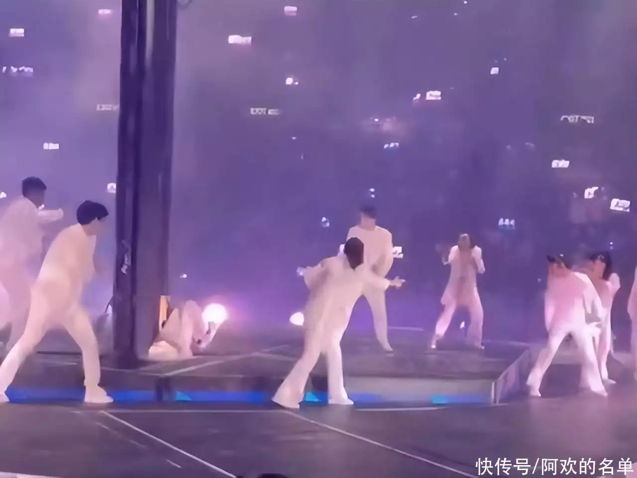 港圈顶流男团Mirror，演唱会砸伤两名舞者，众星为伤者祈福