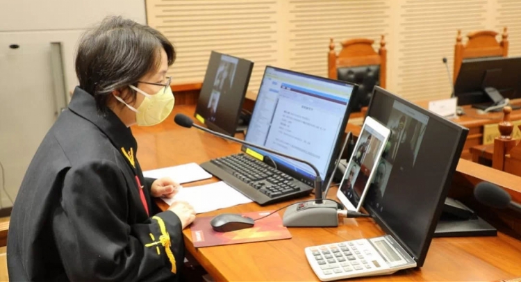 当事人登录微信小程序，龙华法院首次使用深圳移动微法院开庭