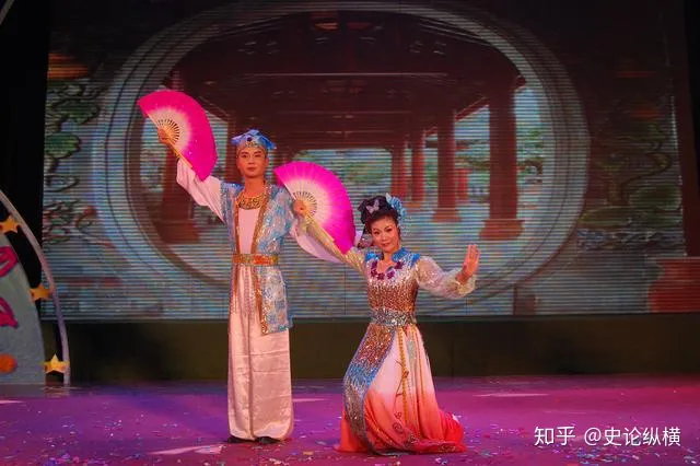 东北人宁舍一顿饭，也要看的“二人转”，是一门怎样的艺术？