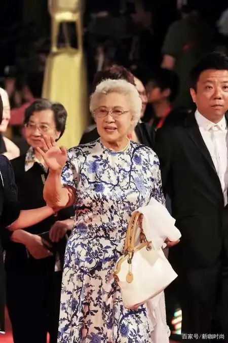 真正的艺术家！秦怡穿“青花瓷”旗袍气质高级，年过九十精致依旧