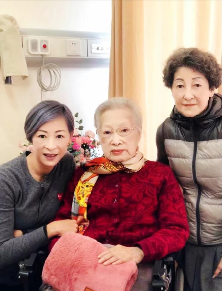 “人民艺术家”秦怡近百岁仍优雅，花裙配开衫，气质不输方青卓