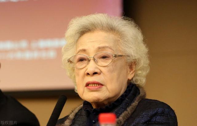 人民艺术家秦怡在沪病逝，44岁患癌仍活到了100岁，怎么做到的？