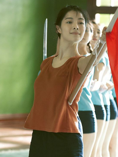 钟楚曦穿男装现身机场，“二人转版”大花上衣被吐槽，网友：大佬