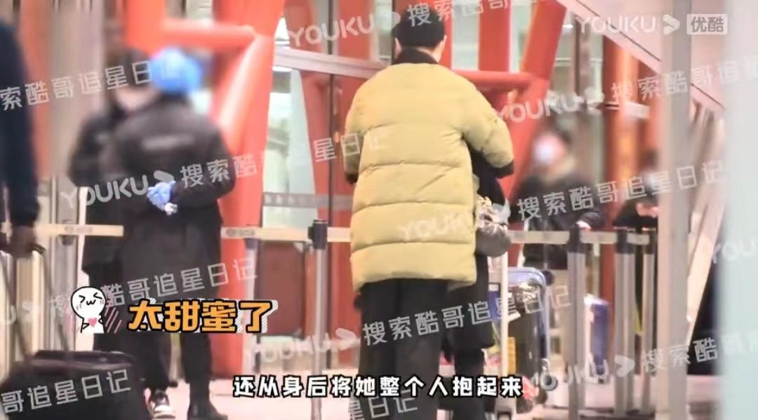 李纯马頔被爆恋情？机场亲密搂抱，网友：这男的是谁？演过啥？