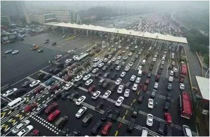 面对高速公路车辆抛锚该如何自救，叫拖车的话那么要花多少费用？