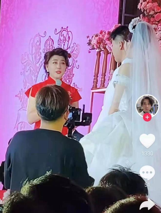闫学晶儿子婚礼百余明星助阵，二人转礼服失档次，央视主持担司仪