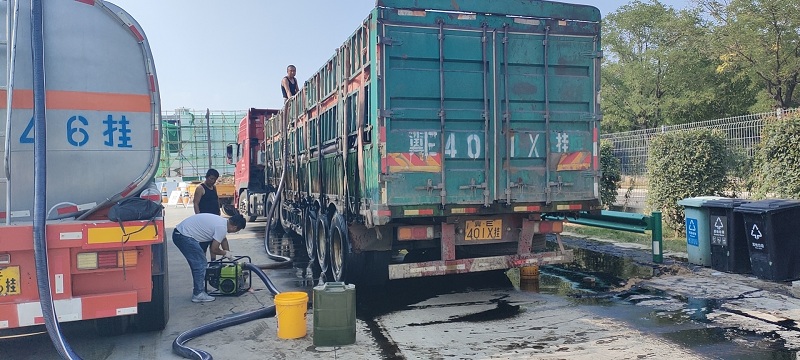 货车高速上“漏油” 管理人员紧急救援保障道路畅通