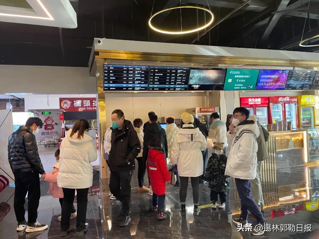 锡盟籍导演苏伦影片《交换人生》票房破2亿！场场爆满，锡市影迷热情高涨！