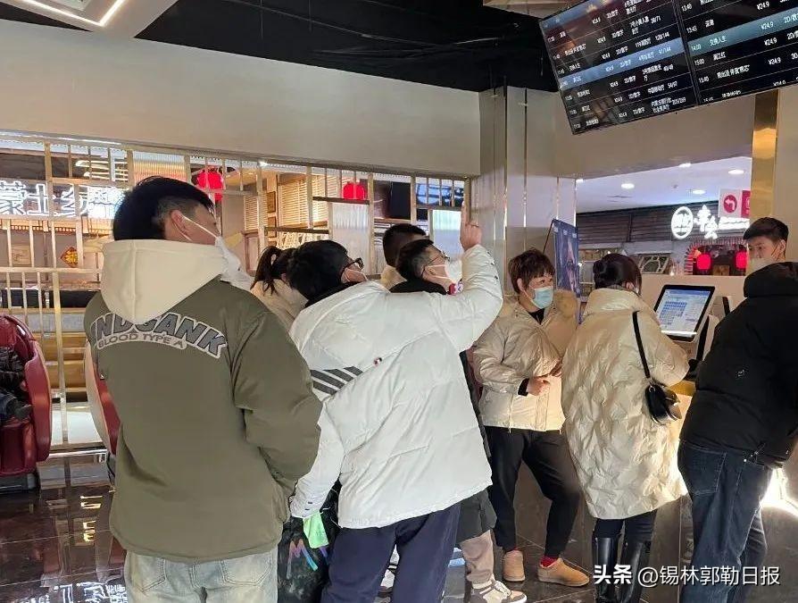 锡盟籍导演苏伦影片《交换人生》票房破2亿！场场爆满，锡市影迷热情高涨！