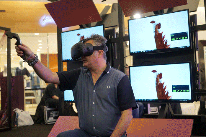 以当今最火的虚拟现实技术（VR）作的艺术品，你也可以免费玩