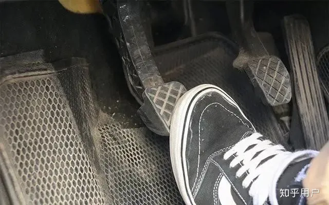 新手学车，汽车熄火的原因到底是什么？如何避免呢？-学开车熄火的原因