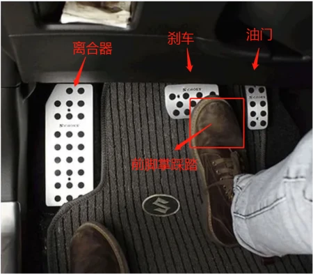 手动挡汽车红灯停车先踩离合还是先踩刹车？-手动挡遇到红灯怎么停车不熄火
