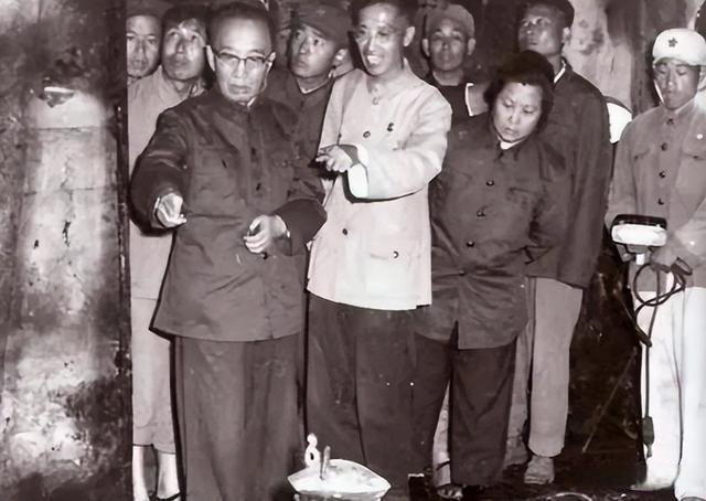 1956年发掘明定陵，有人裸手取文物，3千多件瑰宝损毁大半-明定陵考古发掘报告下册