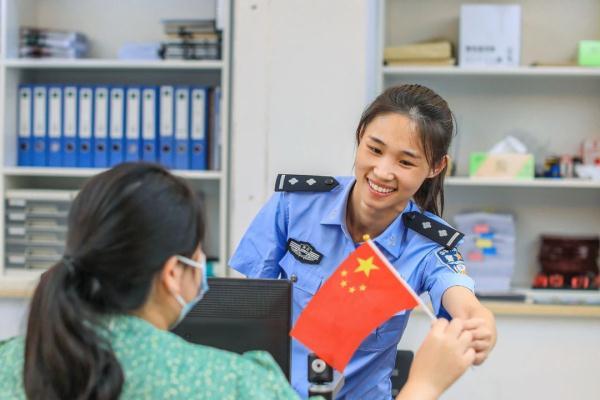 女子朋友圈官宣结婚，民警赶紧“劝分”（女生朋友圈宣布结婚的句子简短）