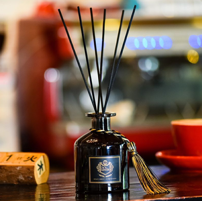 無火香薰(reed diffuser),也叫擴香藤條香薰,行內稱之