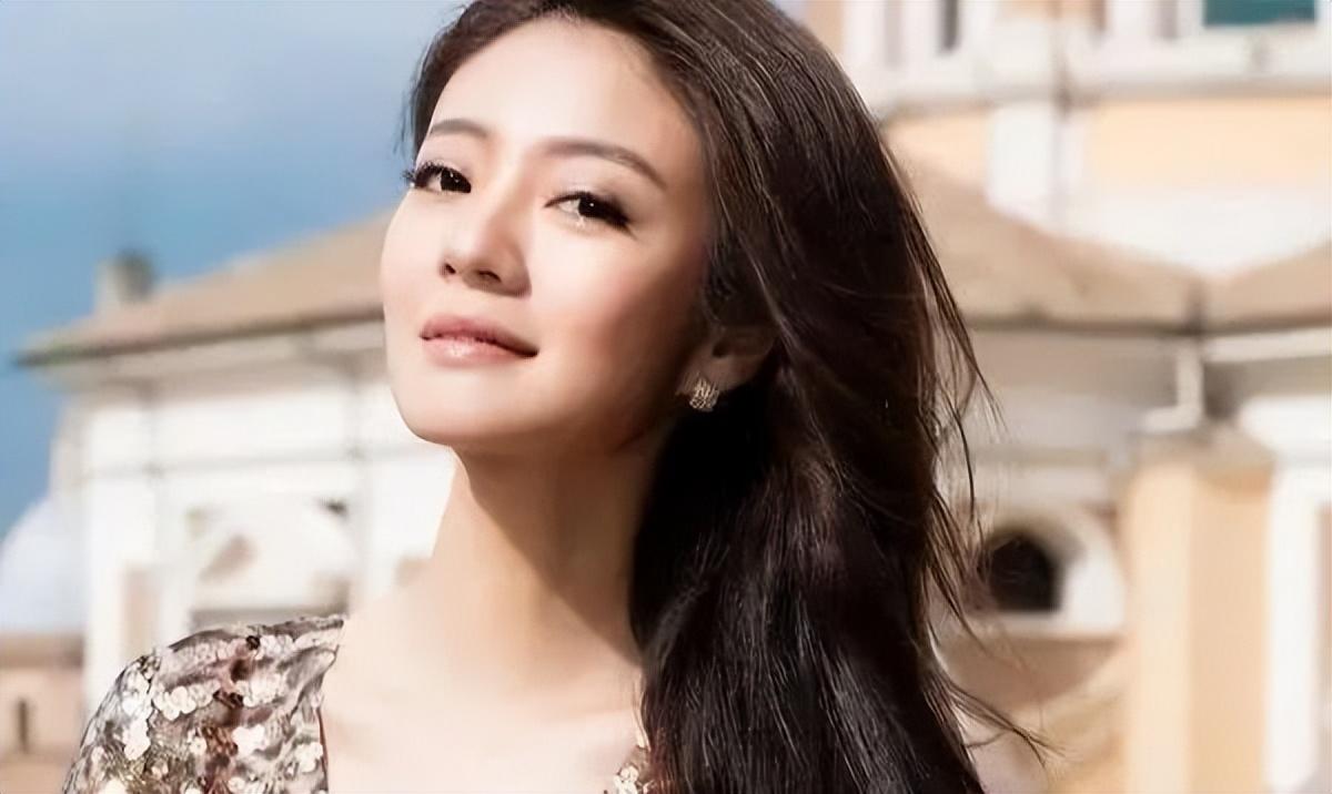 老公被捕后，43岁安以轩复出满脸不自信，当初嫁给汪小菲会怎样？（安以轩老公哪一年的）