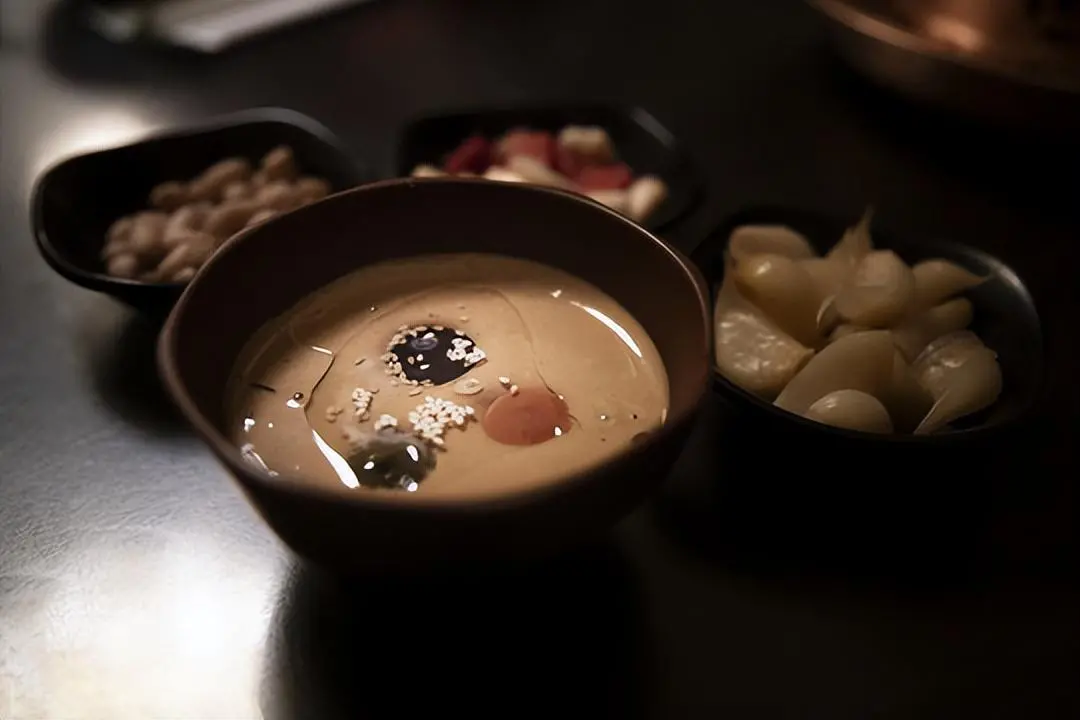 女子火锅蘸料中吃出大量活虫 网友：封门严查（火锅店里吃出虫子怎么办）