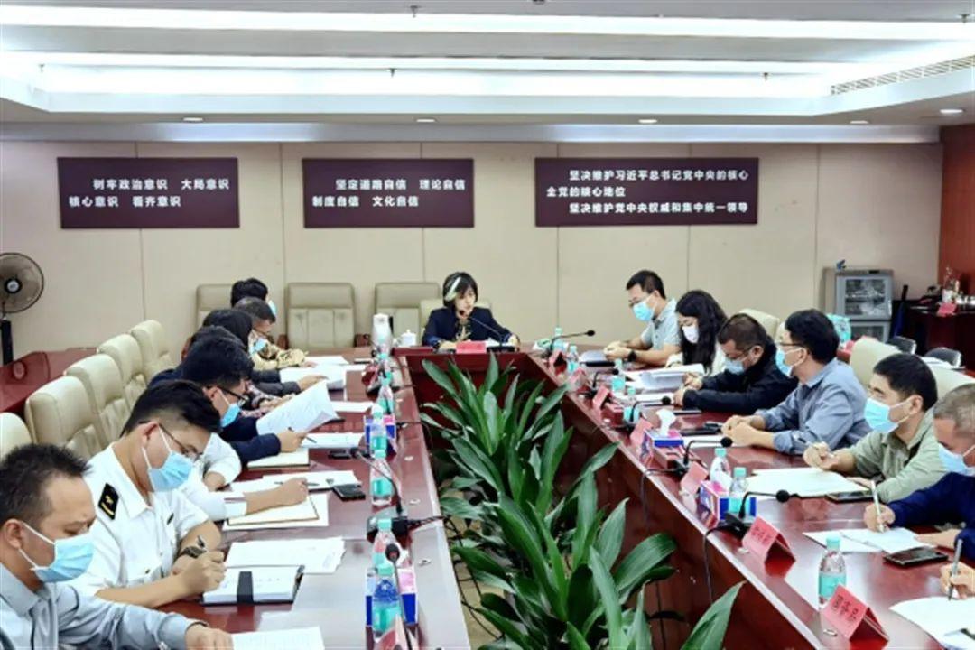 冲上热搜！女副区长“一撮白发”引热议，官方回应（女副区长被杀）