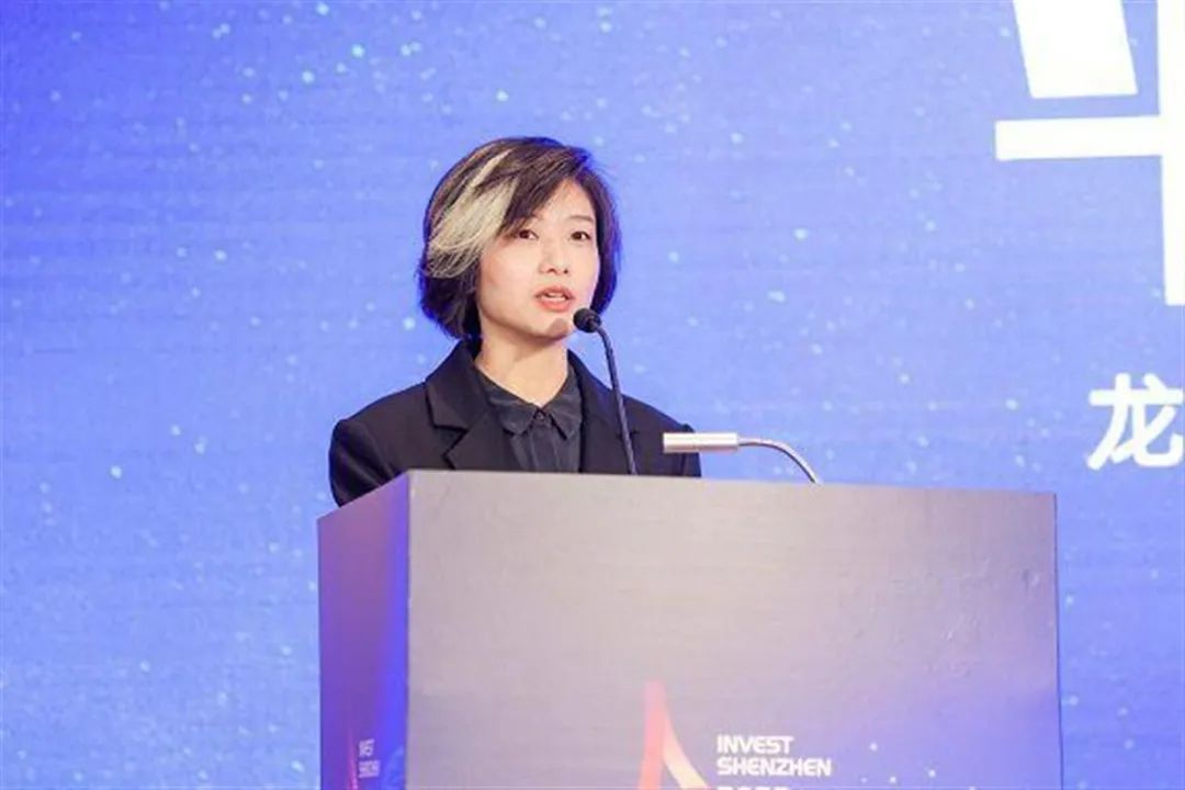 冲上热搜！女副区长“一撮白发”引热议，官方回应（女副区长被杀）