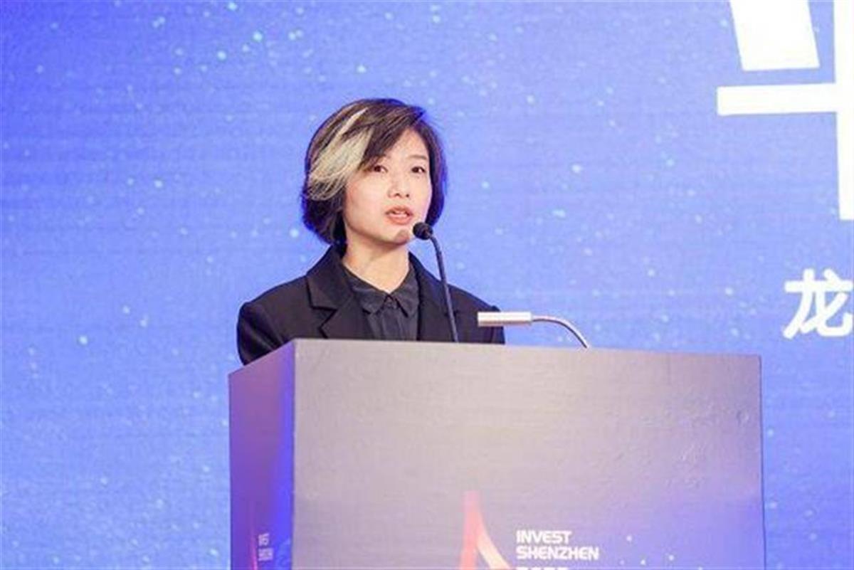 官方回应女副区长“一撮白发”造型，是不是染的都别“以发取人”（女副区长被打死）