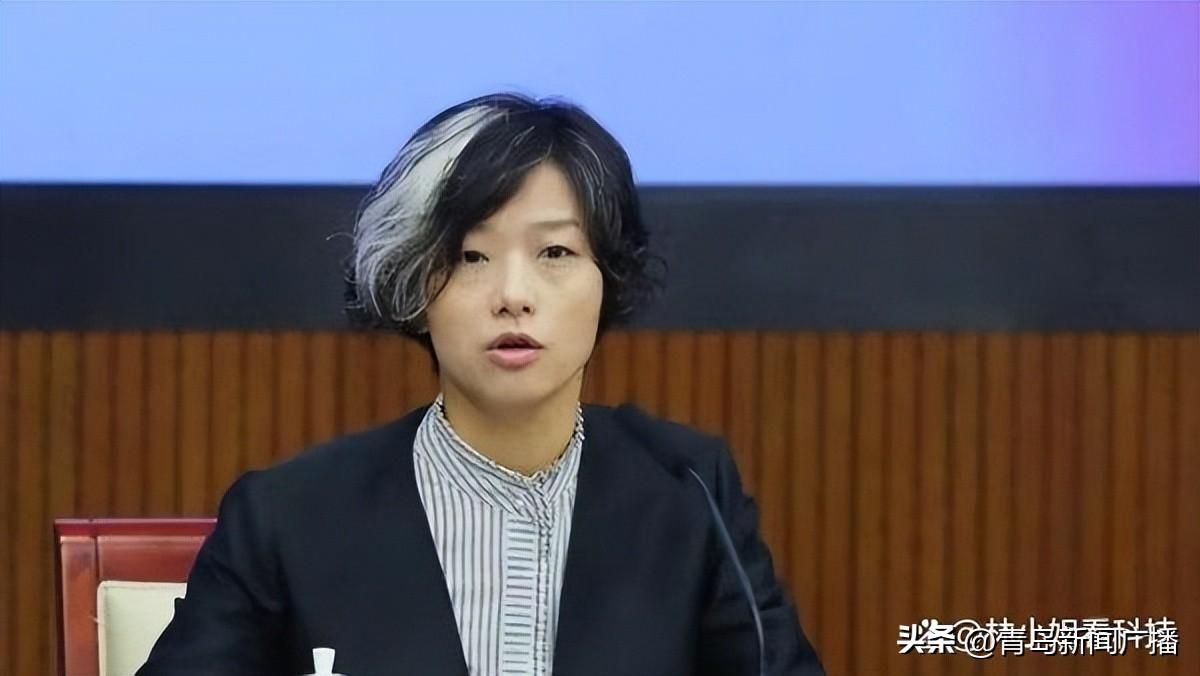 深圳70后女副区长白发照走红，官方回应：系天生，非染发！（深圳副区长被抓）