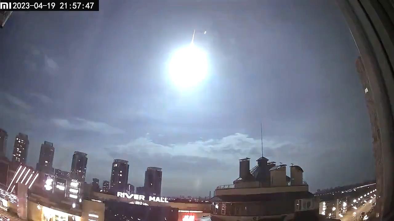 乌克兰夜空坠落巨型火球！NASA否认美国卫星，分析：不是人造物体（乌克兰爆炸事件）