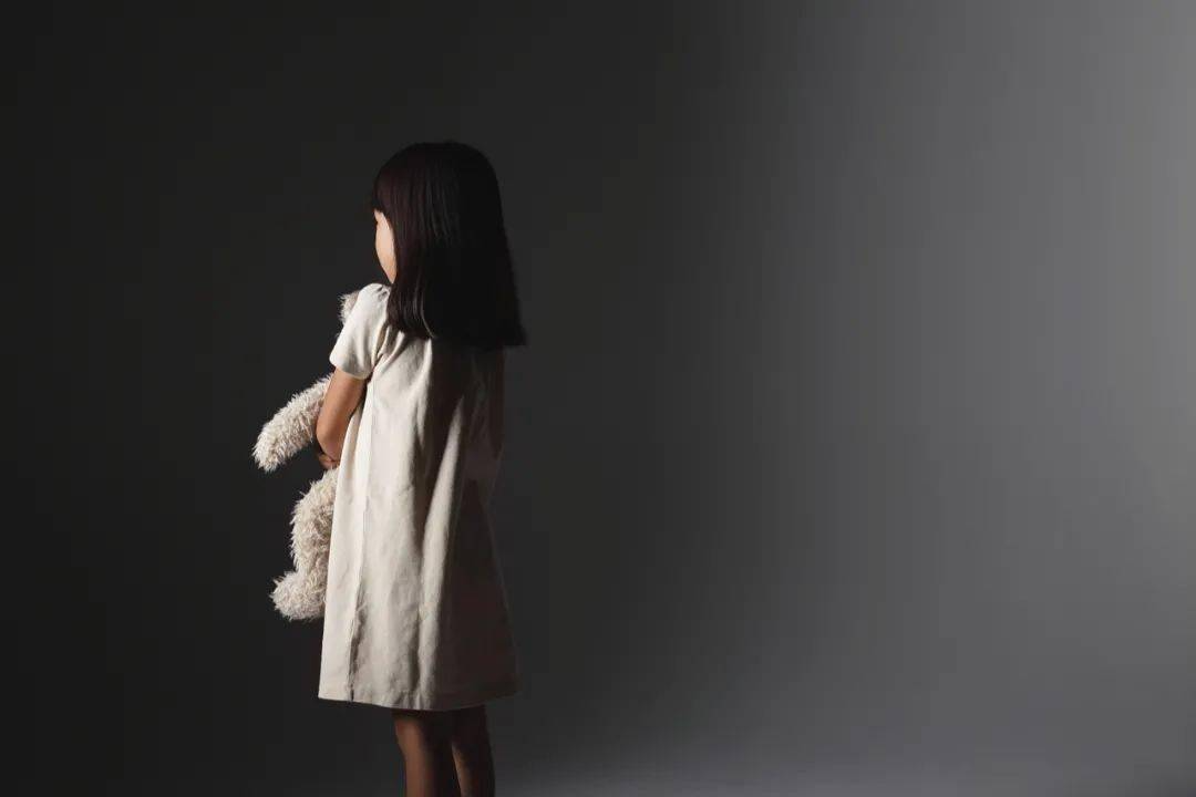 妈妈把女儿抗抑郁药换成维生素，医生：别把孩子推向"另一个深渊"（如果把抗抑郁药物都吃掉了会死吗）