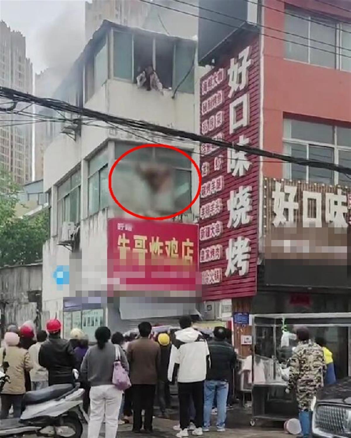 3楼突发火灾，女子将两小孩扔下楼被安全接住，自己跳下不幸身亡（三楼发生火灾怎么撤离）