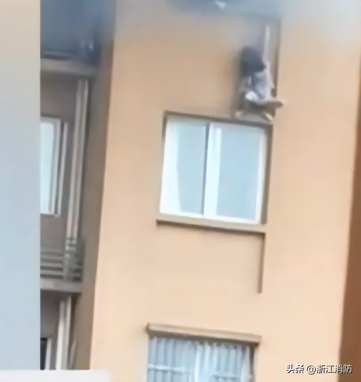 痛心！两孩子从三楼扔下后获救，她却不幸身亡！（孩子从二楼掉下来以后会不有后遗症）