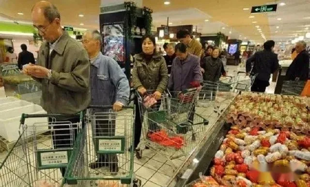 2023年上调养老金：满40年工龄统一涨至4000元？退休工人的辛酸有谁懂？-2033年退休每月能领取多少养老金