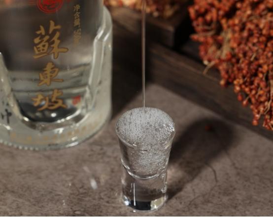 白酒瓶有这“2行数字”，别管价格高低，100%酒精酒，弄懂不吃亏-白酒瓶标签上的数字代表什么内容