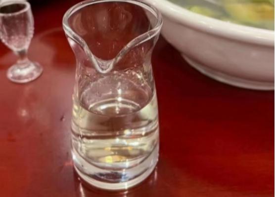 白酒瓶有这“2行数字”，别管价格高低，100%酒精酒，弄懂不吃亏-白酒瓶标签上的数字代表什么内容