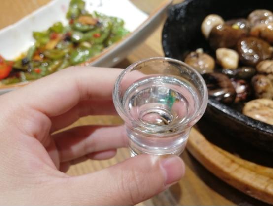 白酒瓶身有3个“记号”，甭管价格多便宜，都是100%纯酿，放心喝-白酒瓶高度多少尺寸
