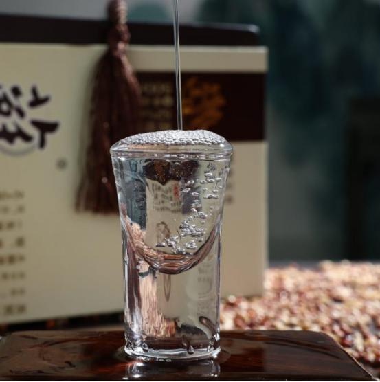 白酒瓶身有3个“记号”，甭管价格多便宜，都是100%纯酿，放心喝-白酒瓶高度多少尺寸